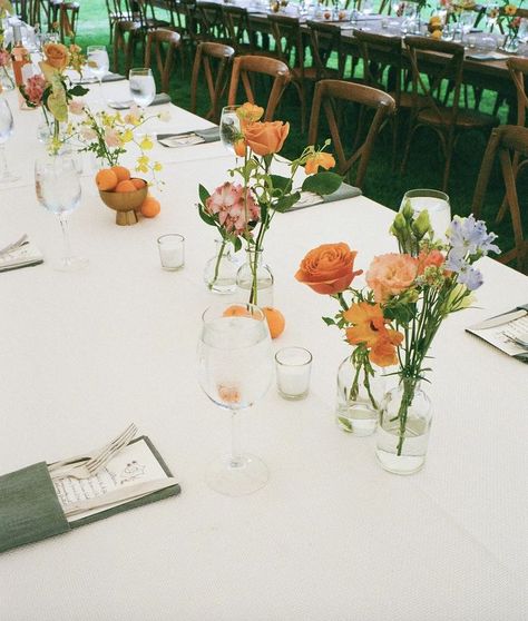 Wedding Tablescapes Wildflowers, Minimalist Wedding Floral Centerpieces, Citrus Wedding Colors, Wedding Table Setting Simple, Simple Tablescapes Wedding, Wedding Tables Simple, Simple Wedding Florals, Colorful Minimalist Wedding, Wedding Table Simple