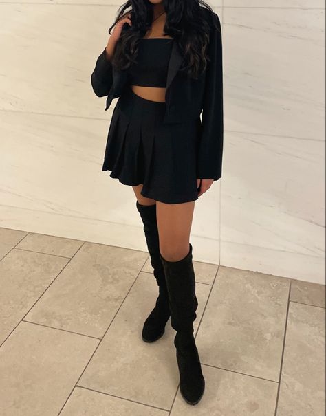 Tennis Skirt Knee High Boots, Tennis Skirt Outfit Formal, Tennis Skirt Club Outfit, Tennis Skirt Outfit Fall, Black Tennis Skirt Outfit Street Style, Outfit Ideas Tennis Skirt, Skirt With Knee High Socks, Skirt Outfit Formal, Tennis Skirt Outfit Casual