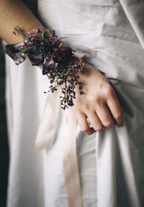 Wearable Flowers, Collar Ideas, Wrist Corsage Wedding, Tropical Wedding Flowers, Flower Collar, Unique Wedding Flowers, Corsage Prom, Prom Flowers, Flower Corsage