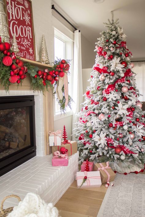 Red And White Living Room, Living Room Christmas, Red Christmas Decor, Christmas Tree Decorating Themes, Red White Christmas, Christmas Decor Inspiration, Pink Christmas Decorations, Christmas Themes Decorations, Christmas Decorations Living Room