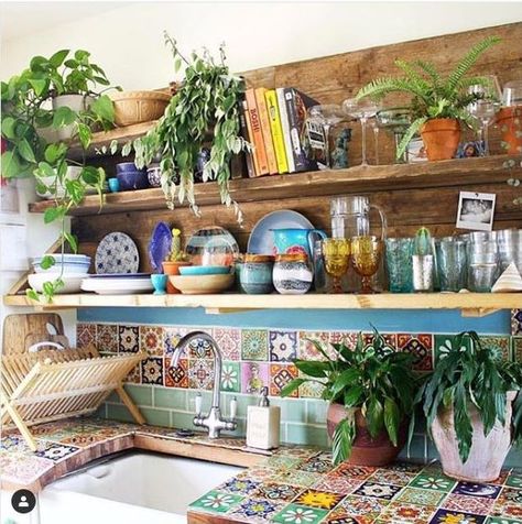 Colorful Kitchen Design, Kitchen Layouts, Rustic Home Interiors, Kitchen Design Color, Bohemian Kitchen, Colorful Kitchen, Interior Design Rustic, Creative Decoration, Gorgeous Houses