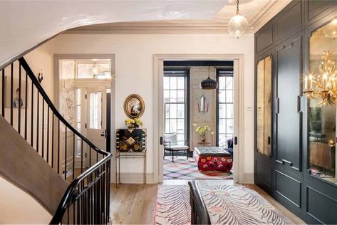 Luxurious New York City townhouse with astounding design details Rooftop Studio, Brownstone Interiors, New York Brownstone, West Village Townhouse, New York Townhouse, Nyc Townhouse, Luxury Townhouse, Townhouse Interior, Townhouse Designs