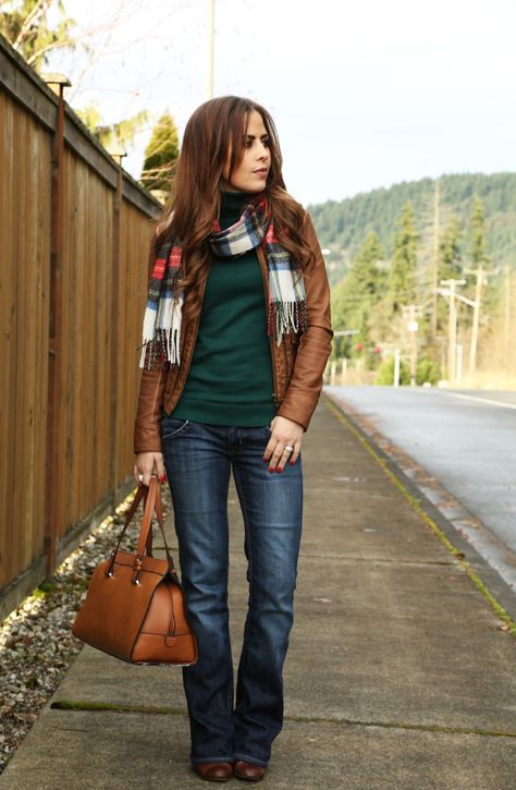 winter uniform. Plaid oversized scarf. Dark green for fall. Brown leather jacket with flattering cut / style. Dark wash boot cut denim. How To Wear Bootcut Jeans, Bootcut Jeans Outfit, Pijamas Women, Black Bootcut Jeans, Looks Jeans, Boho Mode, Look Jean, Bootcut Jean, Outfit Jeans