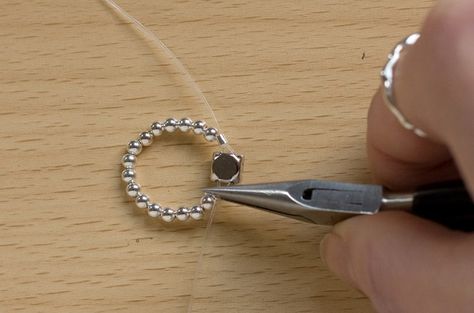 Anel Tutorial, Elastic Rings, Diy Ring, Sparkly Ring, Ring Tutorial, Coin Pendant Necklace, Diy Rings, Wire Rings, Diy Schmuck