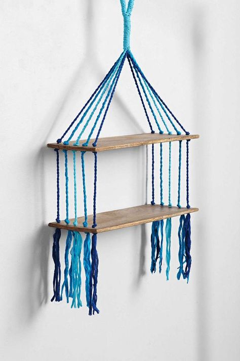 This was on a sale site - would be easy to make with yarn and light weight wood or strong cardboard. Macrame Shelf, Diy Yarn, Hanging Shelf, Diy Simple, Diy Holz, Macrame Projects, Décor Diy, Cardboard Crafts, Hanging Shelves