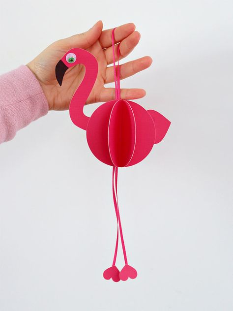 This cute flamingo paper craft project by Antonella is perfect as Valentine's Day or summer party decor. It's included in a round up of 25+ free DIYs. #flamingo #paperflamingo #valentinecraft 3d Paper Tree, Paper Flamingo, Flamingo Projects, Diy Projects To Make And Sell, Flamingo Craft, Flamingo Ornament, Diy Christmas Ornaments Easy, Fiesta Tropical, Valentine's Day Crafts For Kids