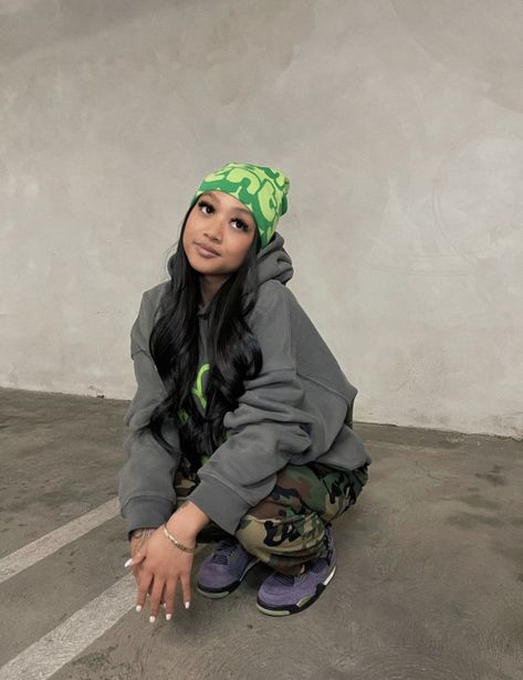 Fits With Vest Woman, Tuff Outfits For Women, Streetwear Fashion Beanie, Casual Beanie Outfit, Winter Streetwear Women, Green Beanie, Beanie Fits, Beanie Outfit, Jordan 4s