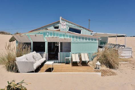 10 cabanes de rêve pour dormir sur la plage à la Costa da Caparica au Portugal - Summer Abroad, Holiday Homes, Holiday Home, Perfect Place, Portugal, Cabin, Apartment, House Styles, Outdoor Decor