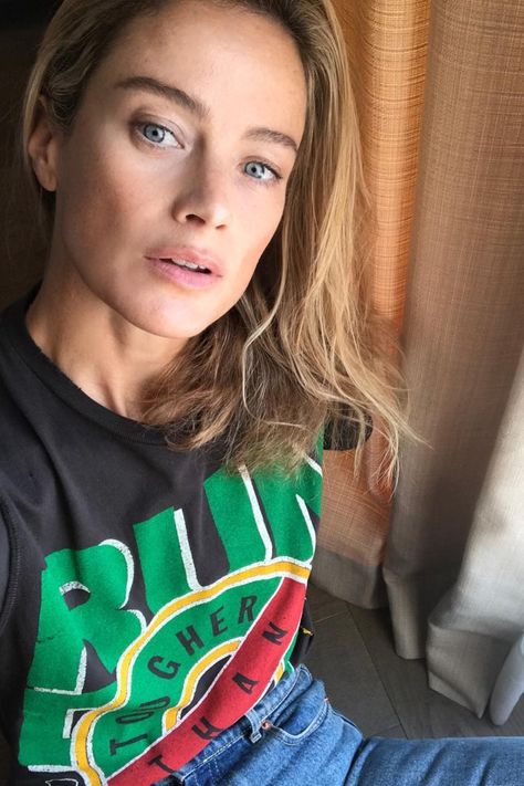 Carolyn Murphy On Meditation, Massages & Her Quick Trick For Glowy Skin | British Vogue Emily Labowe, Carolyn Murphy, La Style, Hot Pockets, 90s Supermodels, Best Beauty Tips, Jane Birkin, Glowy Skin, La Girl