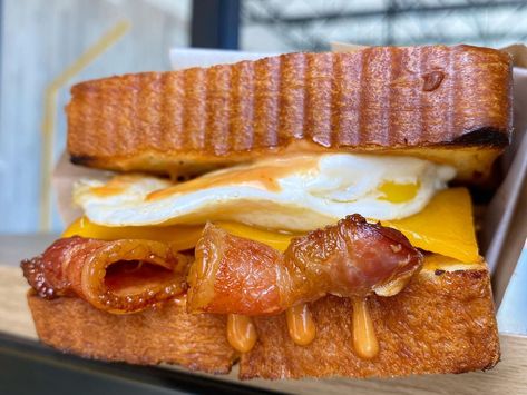 Texas Toast Sandwich, Texas Toast Breakfast, Texas Toast Sandwich Ideas, Texas Toast Breakfast Sandwich, Texas Toast Chicken Sandwich, Egg Toast Sandwich, Bacon Egg And Cheese Sandwich, Scrambled Egg Grilled Cheese Sandwich, Toast Bacon Egg