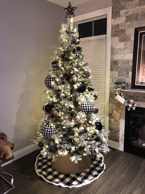 White Buffalo Plaid Christmas Tree, Country Christmas Decorations Diy, White Christmas Home Decor, Snacks Christmas, White Xmas Tree, Black And White Christmas, Buffalo Plaid Christmas Tree, Silver Christmas Decorations, Skirt Ideas