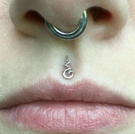 Medusa Piercing Jewelry, Philtrum Piercing, Medusa Piercing, Face Piercings, Cool Piercings, Facial Piercings, Cute Piercings, Body Jewelry Piercing, Dope Jewelry