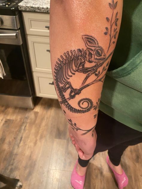 Got this in rememberance of my favorite pet chameal ❤️RIP Chameleon Skeleton Tattoo, Alligator Skeleton Tattoo, Alligator Skeleton, Chameleon Skeleton, Alligator Tattoo, Chameleon Tattoo, Skeleton Tattoo, Skeleton Tattoos, Polynesian Tattoo