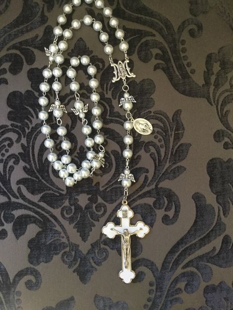 A personal favorite from my Etsy shop https://www.etsy.com/listing/609627883/jumbo-pearl-and-angel-rosary Rosary Making, Hispanic Art, Tattoo Reference, Holy Rosary, Rosary Beads, Jewerly Diy, Future Tattoos, Rosary, Jewelry Inspiration