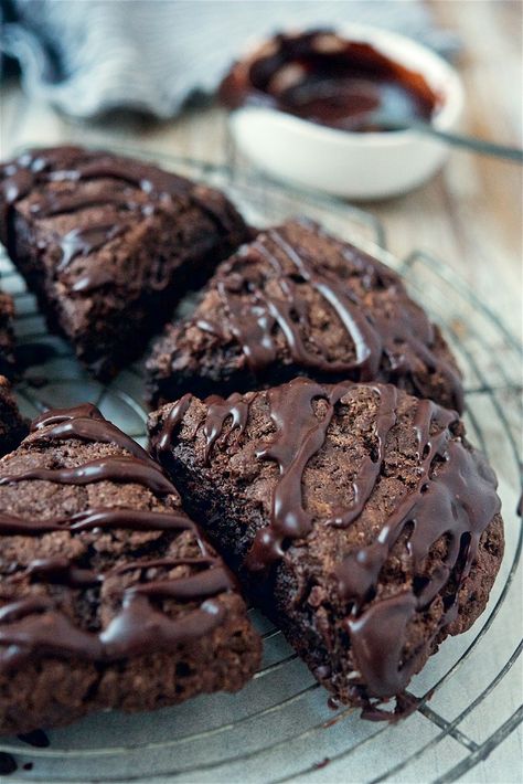 Chocolate Scones Recipe, Vegan Brunch Recipes, Dark Chocolate Recipes, Healthy Chocolate Recipes, Chocolate Scones, Cream Cheese Brownies, Scone Recipe, Chocolate Craving, Bakery Recipes