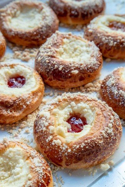 Diy Dough, Cheese Danish Recipe, Pasties Recipes, Danish Recipe, Almond Pastry, Cream Cheese Danish, Yeast Breads, Cheese Danish, Danish Pastry