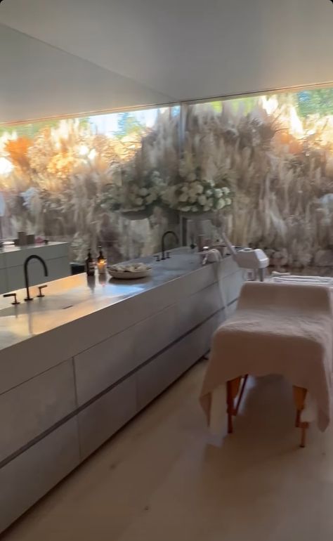 Kim K Bathroom, Kim Kardashian Bathroom, Kanye West Home, Kardashian Houses, Kim K House, Kardashian Cars, Spa Bathrooms, Kim Kardashian Home, Hollywood House