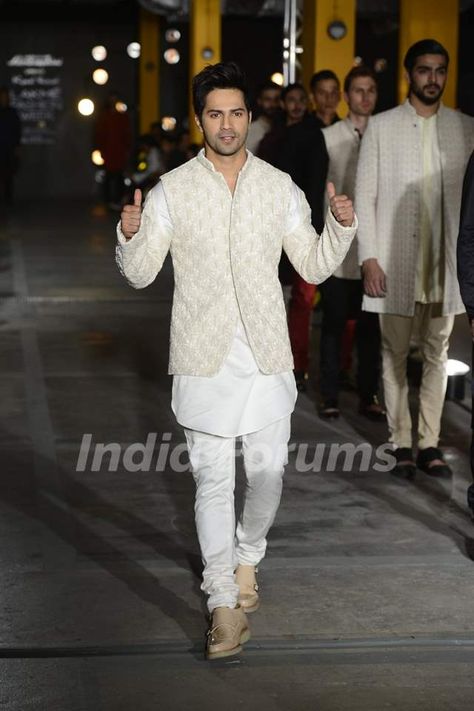 Varun Dhawan walks for Kunal Rawal at Lakme Fashion Week 2017 Day 1 Media Kunal Rawal, Indian Wedding Clothes For Men, Mens Indian Wear, Boys Kurta Design, Wedding Kurta For Men, Groom Dress Men, Indian Groom Wear, Wedding Dresses Men Indian, Gents Kurta Design