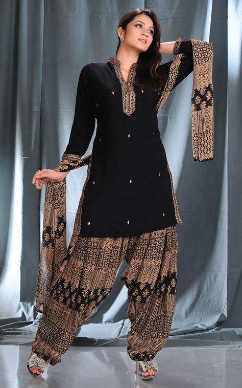 Patiala Dress, Latest Salwar Kameez Designs, Fashion Dresses For Women, Patiyala Dress, Patiala Salwar Suits, Latest Trends In Fashion, Fashion Blouses, Punjabi Outfits, Salwar Designs