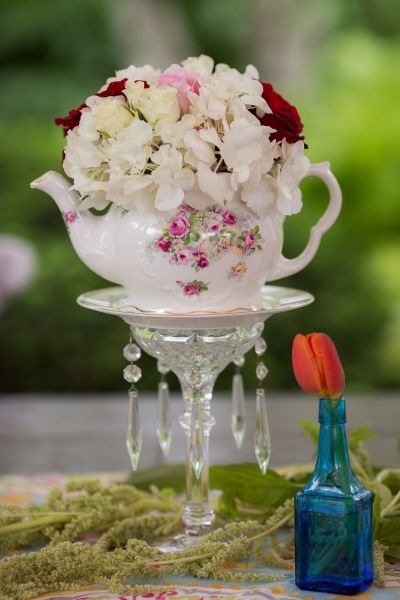 Tea Pot Flower Arrangements, Host A Tea Party, Yea Party, Tea Party Centerpieces, Tea Cup Display, Cup Display, Tea Party Supplies, Alice In Wonderland Tea Party Birthday, Floral China