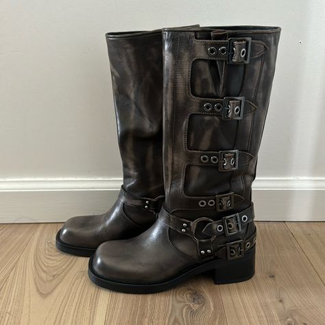 Never Worn Steve Madden Boots! Steve Madden Buckle Boots, Steve Madden Biker Boots, Steve Madden Boots Outfit, 2000s Boots, Black Calf Boots, Brown Buckle Boots, Fashion Editorial Makeup, Y2k Boots, Grunge Boots