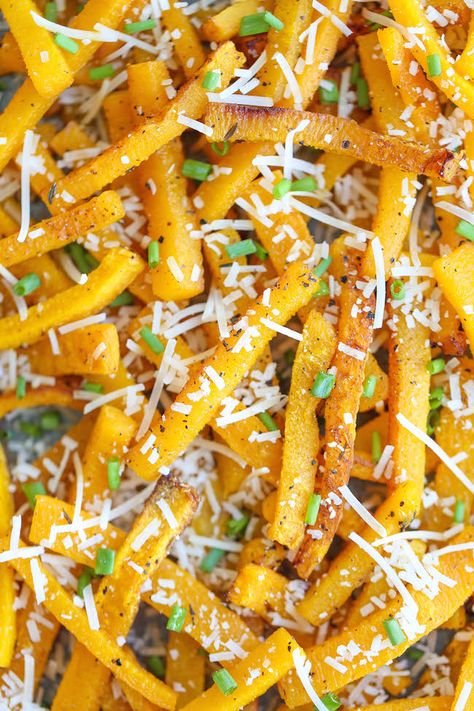 Wanna eat #seasonal? These #parmesan #butternut #squash #fries are a #delicious way to do so! #autumn #fall #recipe Parmesan Butternut Squash, Butternut Squash Recipes Healthy, Butternut Squash Recipes Easy, Best Butternut Squash Recipe, Easy Fall Dinner Recipes, Butternut Squash Fries, Squash Fries, Healthy Butternut Squash, Easy Butternut Squash