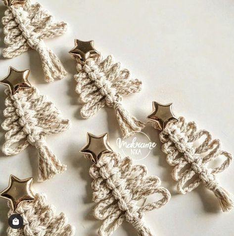 Winter Holiday Crafts, Knitting Patterns Free Blanket, Deco Table Noel, Handmade Christmas Crafts, Alternative Christmas Tree, Macrame Wall Hanging Patterns, Crochet Christmas Ornaments, Macrame Patterns Tutorials, Handmade Christmas Decorations