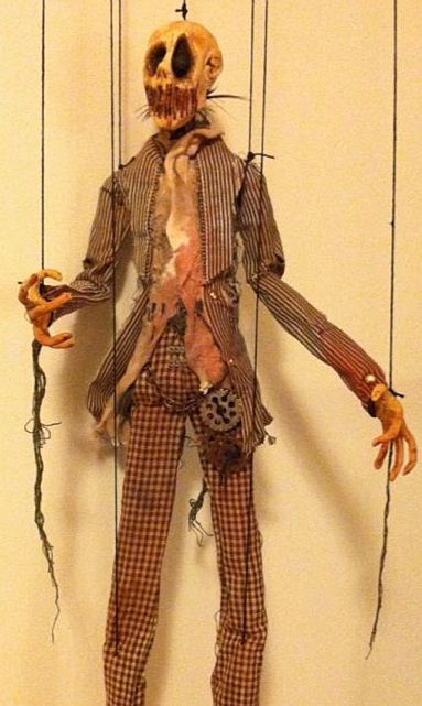 Creepy Puppet Creepy Marionette, Creepy Puppet, Types Of Puppets, Puppet Master, Diy Dolls, Marionette Puppet, Haunted Dolls, Puppet Theater, Bandana Hairstyles