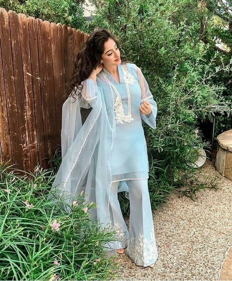 Jeans Casual Outfit, Pakistani Women Dresses, Bridal Dresses Pakistan, Pakistani Dresses Casual, Pakistani Fancy Dresses, Beautiful Pakistani Dresses, Salwar Kamiz, Indian Dresses Traditional, Traditional Indian Outfits