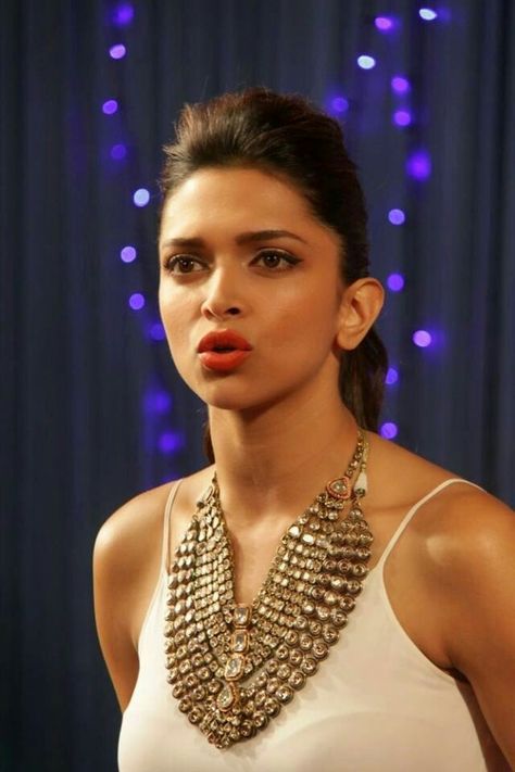 Those heavy haars and earrings aren't just for the locker. Pair traditional Indian jewelry with western outfits for the ultimate glam look. Desi Jewelry, Jewelry Western, Deepika Padukone Style, Traditional Indian Jewellery, Western Outfit, It Goes On, Priyanka Chopra, Bollywood Celebrities, Deepika Padukone