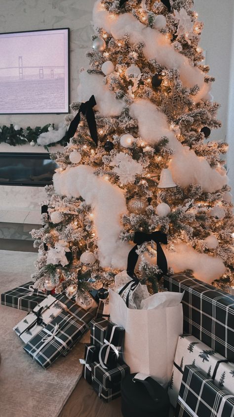 Black N White Christmas Tree, Black Bow Christmas Tree, Black White And Pink Christmas Tree, Black White Silver Christmas Tree, Black And Cream Christmas Tree, Black Christmas Tree Decorations Ideas, Black Ornaments Christmas Tree, White Black Christmas Tree, Black And White Christmas Party