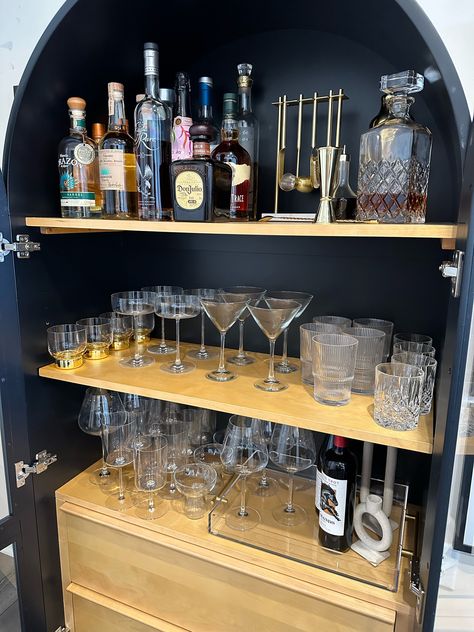 Glassware Storage Cabinet, Alcohol Bookshelf, Liquor Cabinet Decor Ideas, Dining Room Liquor Cabinet, Bar Glass Display, Cocktail Glass Storage, Liquor Cabinet Styling, Dining Room Liquor Display, Bar Glassware Storage