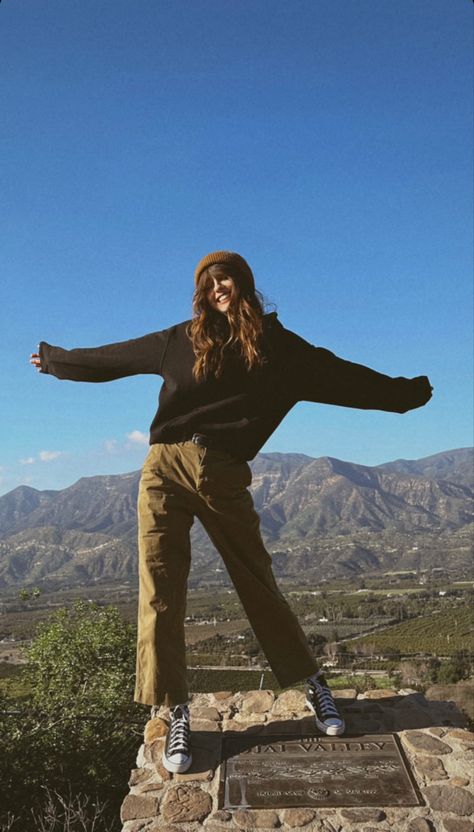 Acacia Kersey, Granola Outfits, Mom Outfits Fall, Acacia Brinley, Grunge Chic, Mountain Pictures, Photo Recreation, Surfer Style, Hiking Outfit