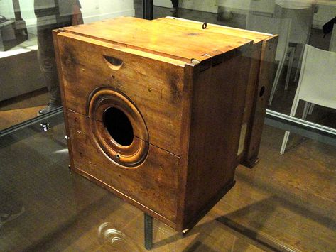 The actual camera used by Niépce to take his famous photo. Photo courtesy Musée Niécephore Niépce/Chalon-sur-Saône. Joseph Nicéphore Niépce, Louis Daguerre, Wooden Camera, Diy Camera, Camera Obscura, Box Camera, Photographer Camera, Old Cameras, History Of Photography