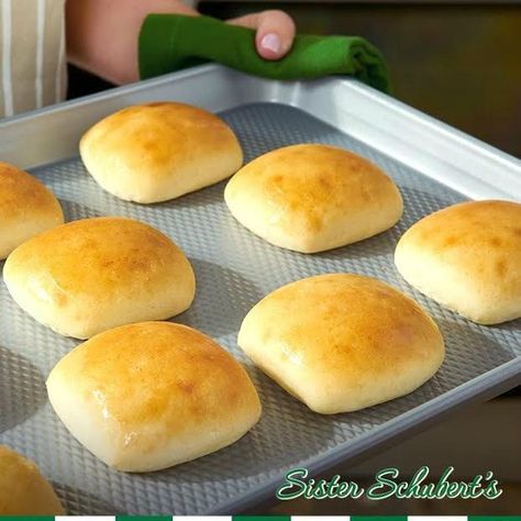 Sister Schubert Rolls Recipe, Dinner Yeast Rolls, Sister Schubert, Easy Quick Dinner, Frozen Dinner Rolls, Frozen Rolls, Homemade Rolls, Vacation Meals, Yeast Rolls