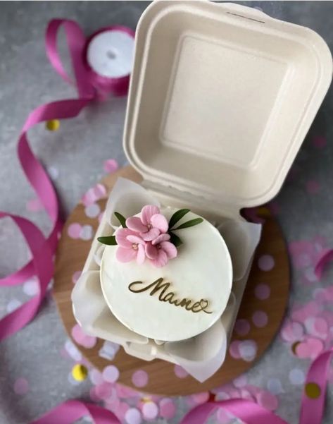 Cute Bento Cake, Cupcake Arrangements, Cake Decorating Tutorials Videos, Zoes Fancy Cakes, Mothers Day Desserts, Small Birthday Cakes, Buttercream Cake Designs, Cake Pop Decorating, Mini Torte