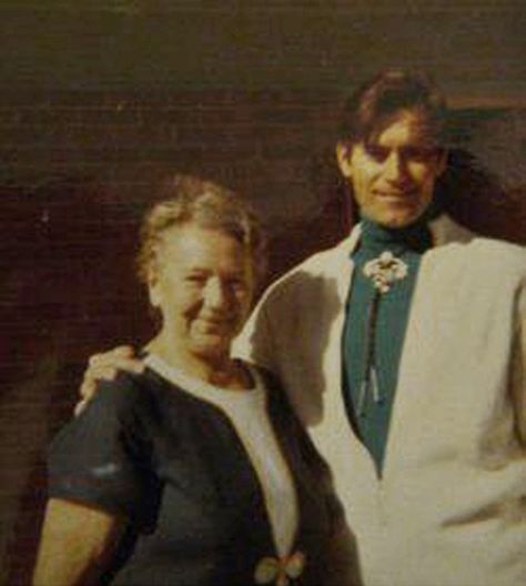 Clint and his mom. <<< well looks like I'm gonna have to pass out again @nattatonka lol Clint Walker Today, Clint Walker Actor, Audrey Hepburn Style Outfits, Cheyenne Bodie, Mother Of Twins, Clint Walker, James Drury, Audrey Hepburn Style, Tv Westerns