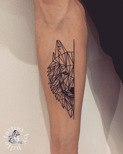 Simple Tattoo Ideas For Men, Simple Lion Tattoo, Wolf Paw Tattoos, Wolf Pack Tattoo, Celtic Wolf Tattoo, Wolf Tattoo Meaning, Howling Wolf Tattoo, Geometric Wolf Tattoo, Wolf Tattoo Ideas