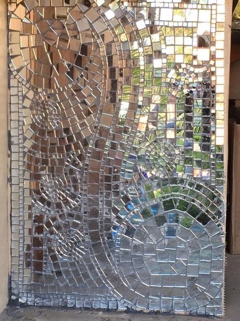 40 Amazing Ideas to Upcycle Broken Mirror Mosiac Mirrors, Broken Mirror Ideas, Dream Home Aesthetic, Broken Mirror Projects, Broken Mirror Diy, Mosiac Mirror, Mirror Decorating Ideas, Mirror Diy Projects, Upcycle Mirror