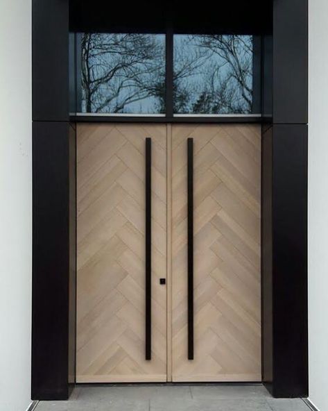 Scandi-Japanese Design Concept on Instagram: “•• Hot front door alert! Not many doors take our fancy. When we see a door with such details, we just know there’s something amazing behind…” Oversize Front Door, Double Door Entryway, Exterior Door Designs, Double Door Entrance, Modern Entrance Door, Metal Front Door, Double Doors Exterior, Japanese Minimalist, Contemporary Front Doors