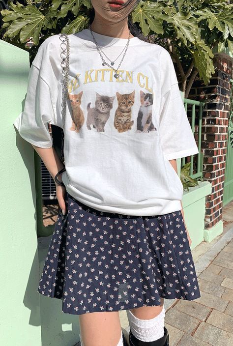 Spring Time Outfits, Club T Shirt, Cat Shirt, Selling Clothes, 가을 패션, Mode Vintage, Dream Clothes, Aesthetic Outfits, Outfits Casuales