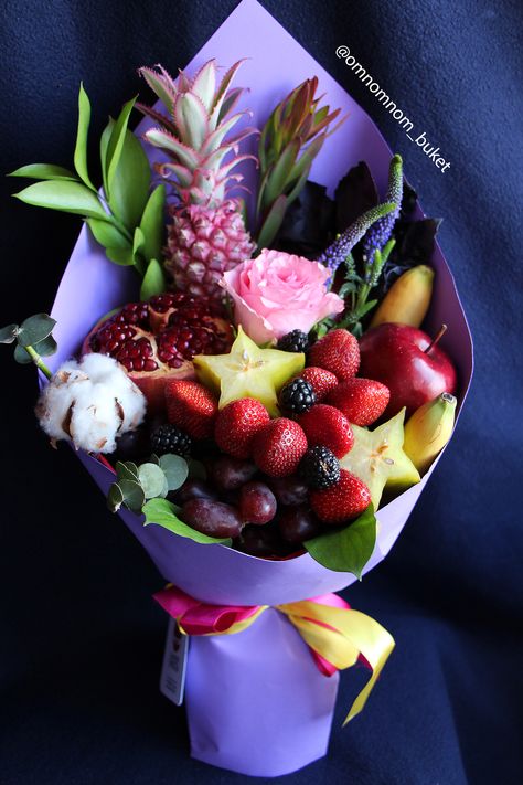 Bouquet Of Fruits, Pretty Vegetables, Salad Bowl Ideas, Fruit Basket Diy Gift, Fruit Flower Basket, Fruit Party Decorations, Fruit Bouquet Ideas, Apple Pomegranate, Vegetable Bouquet