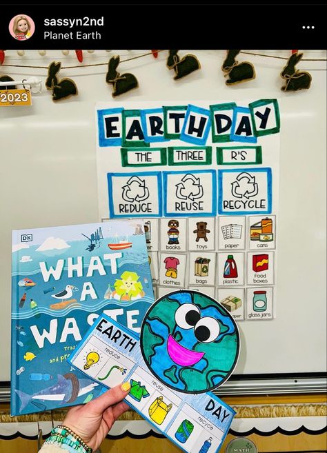 Earth Day Anchor Chart Preschool, Earth Day Activities For Kindergarten Science Experiments, Earth Prek Activities, Earth Day Prek Craft, 2nd Grade Science Projects, Earth Day Second Grade Activities, Teaching Classroom Decor, Elementary Classroom Decor, Earth Day Activities