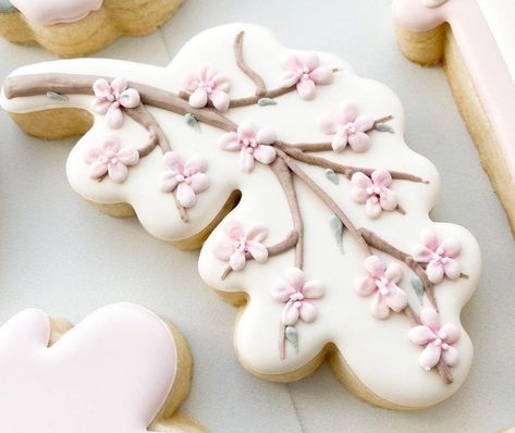 Cherry Blossom Cookies Decorated, Cherry Blossom Cookies, Cookies Flowers, Cookie Wedding, Floral Cookies, Highschool Graduation, Sakura Design, Icing Decorations, Cookies Theme