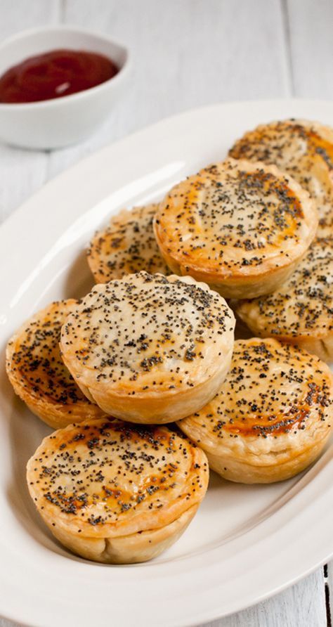 Easy Meat Pie Recipe, Party Pies, Savoury Tarts, Mini Pie Recipes, Meat Pie Recipe, Canapes Recipes, Aussie Food, Pie Party, Minced Beef