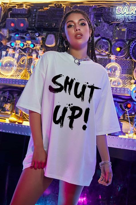 A girl wearing a large white oversized t-shirt with the words shut up in capital letters. Oversize Tshirt Outfits, Casual T Shirt Dress, White Fashion Casual, Stylish Letters, Fashionable Clothes, Retro Shorts, T Shirt Oversize, Oversize Women, Half Sleeve Dresses