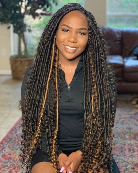 World Of Braiding on Instagram: “Goddess locs 😍😍 which is your favourite? 👇🏾 / #worldofbraiding #passiontwists #triangleboxbraids #trianglebraids #protectivestyles…” Faux Locs With Blonde Highlights, Locs With Blonde Highlights, Braids Blonde Highlights, Beach Locs, Peekaboo Hair Color Braids, Goddess Braids Blonde, Jah Locs, Peekaboo Braids, Triangle Braids