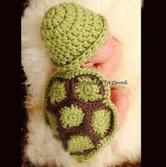 Crochet Turtle Newborn Photo Prop with Free Pattern Crochet Photography Props, Turtle Hat, Crochet Baby Costumes, Cute Tortoise, Crochet Costumes, Turtle Costumes, Baby Kostüm, Crochet Turtle, Infant Photography Props