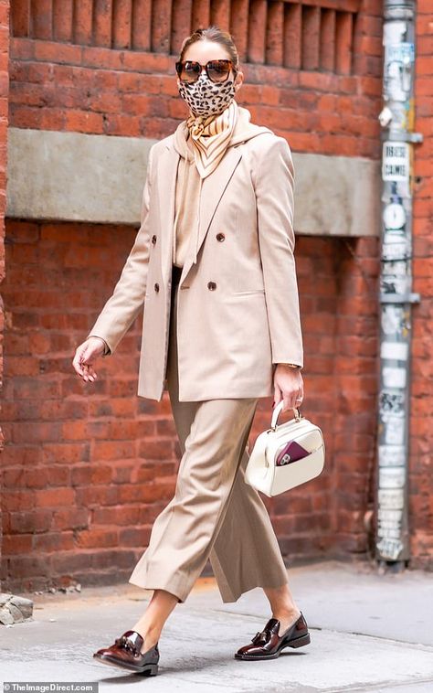 Olivia Palermo Flats, Olivia Palermo Street Style, Olivia Palermo Outfit, Estilo Olivia Palermo, Olivia Palermo Lookbook, Tan Suit, Celebrity Style Icons, Olivia Palermo Style, Tan Jacket