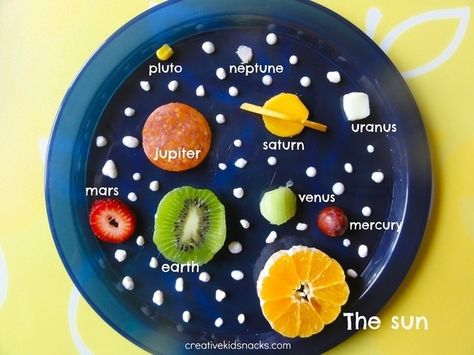 Snacktime to teach the solar system. | 31 Clever And Inexpensive Ideas For Teaching Your Child At Home Solar System Projects, Creative Kids Snacks, Space Activities, The Solar System, Snacks Für Party, Homeschool Science, Fun Kids Food, Space Theme, Teaching Science